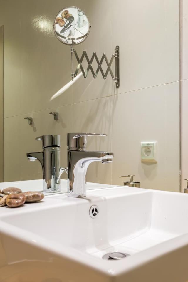 أثينا Elegant Apartment W Great Balcony In Vouliagmeni المظهر الخارجي الصورة