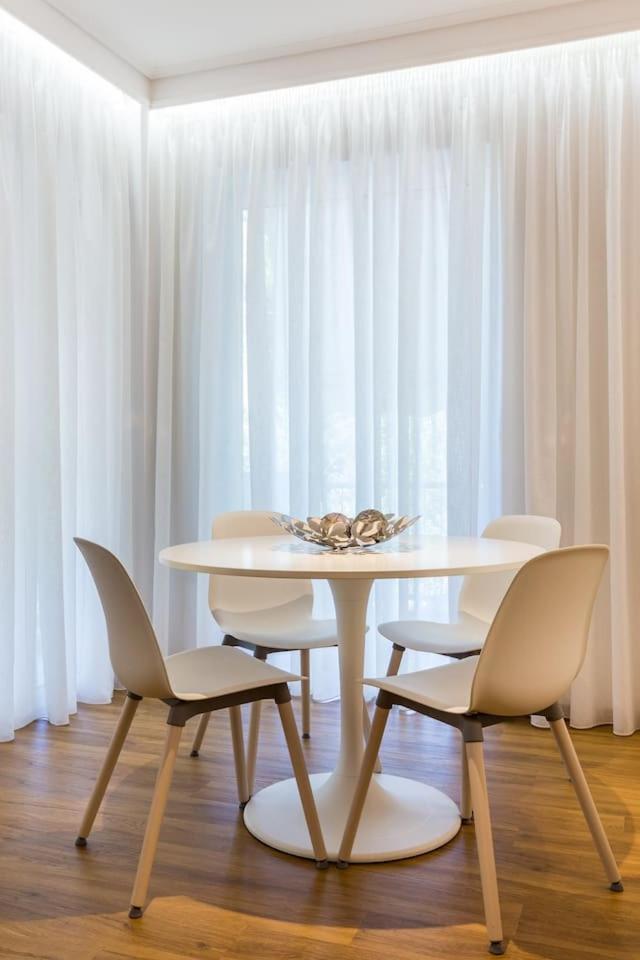 أثينا Elegant Apartment W Great Balcony In Vouliagmeni المظهر الخارجي الصورة