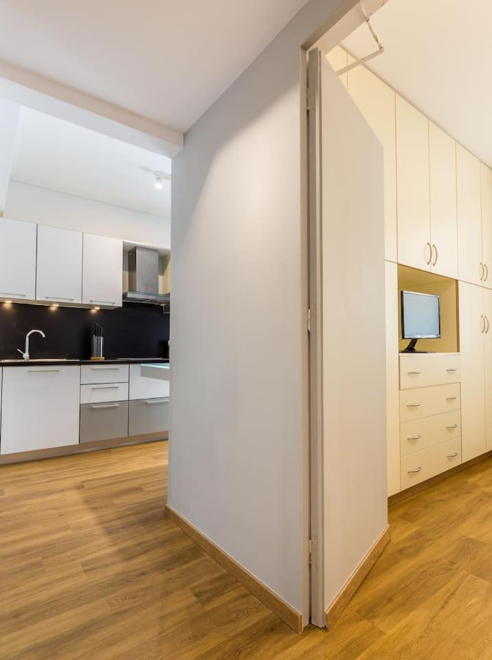 أثينا Elegant Apartment W Great Balcony In Vouliagmeni المظهر الخارجي الصورة